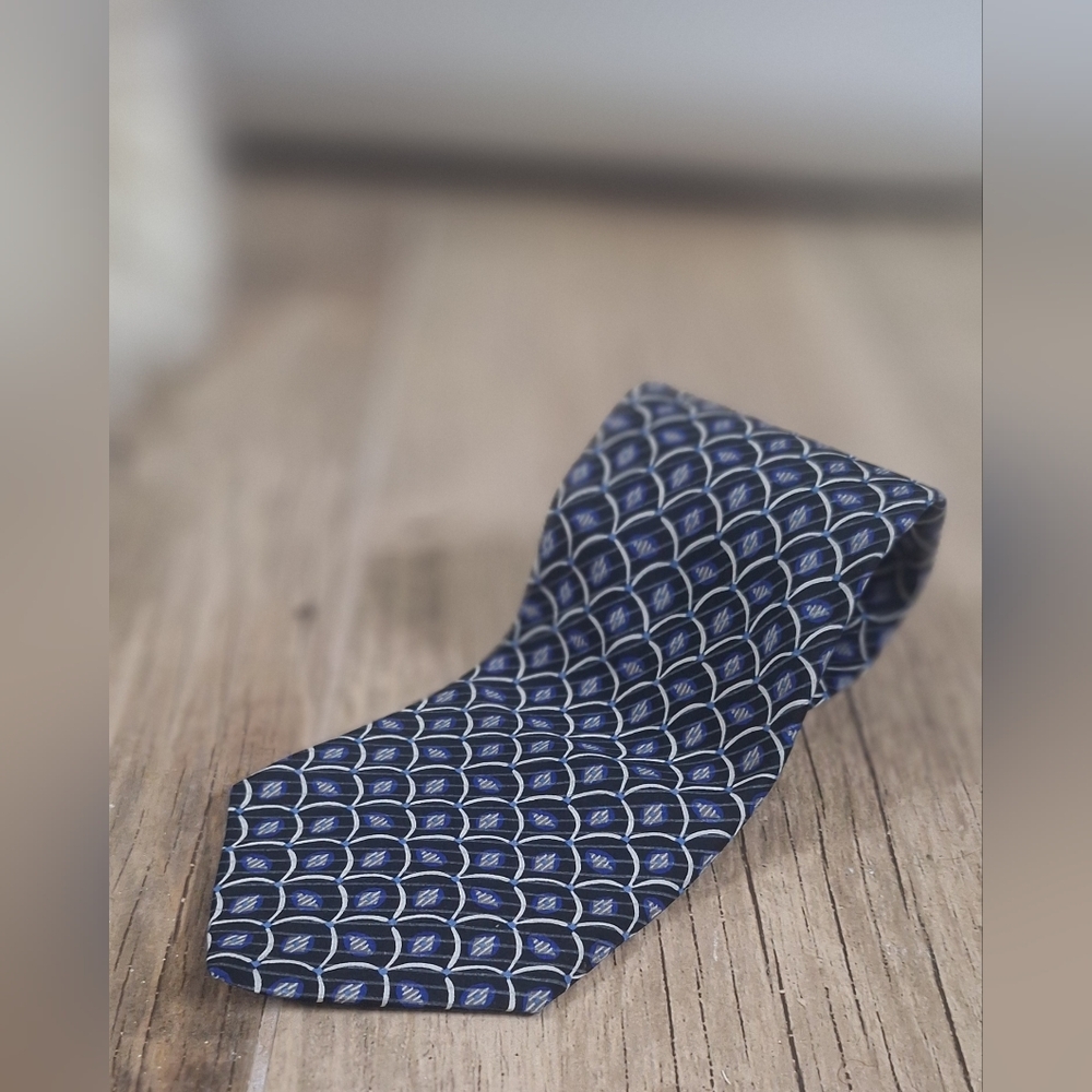 #1014 VTG/ Retro Louis Feraud 100% Italian Silk Sophisticated Navy Men's Tie